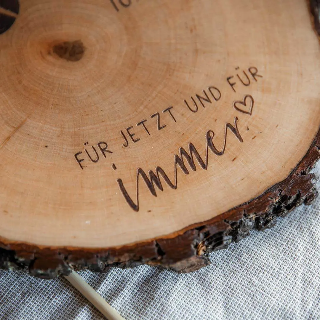 Ringkissen Holz personalisiert mit Namen & Datum 3 Ringkissen aus Holz Detail Spruch