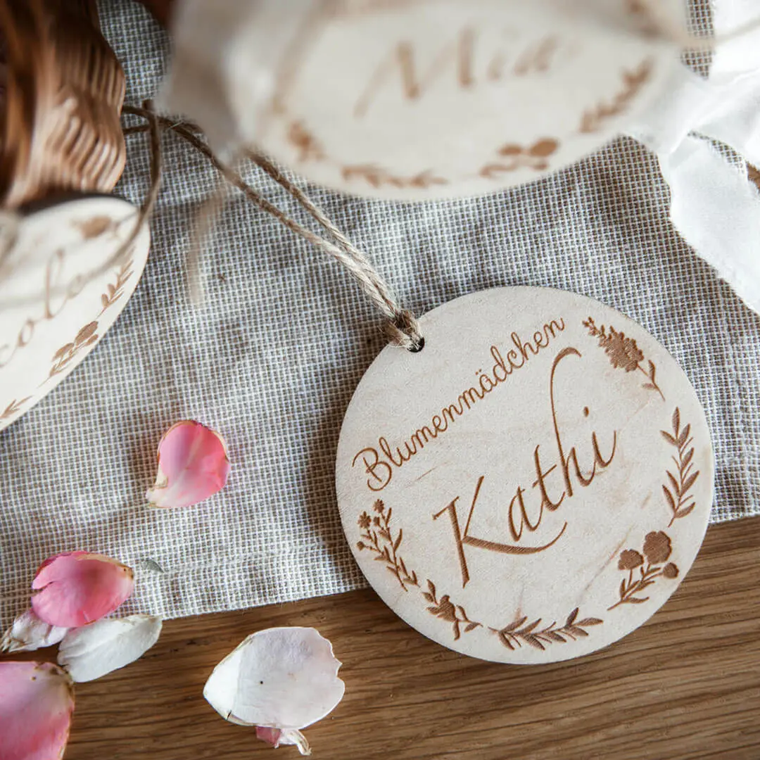 Blumenkorb Weide personalisierbar mit Schild 4 Weidenkoerbe Detail Namensschild