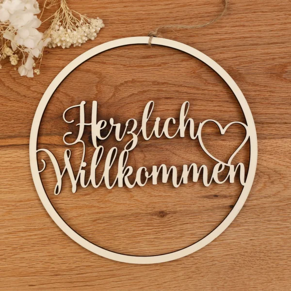 Türkranz aus Holz mit Schriftzug - Herzlich Willkommen und Herzsymbol