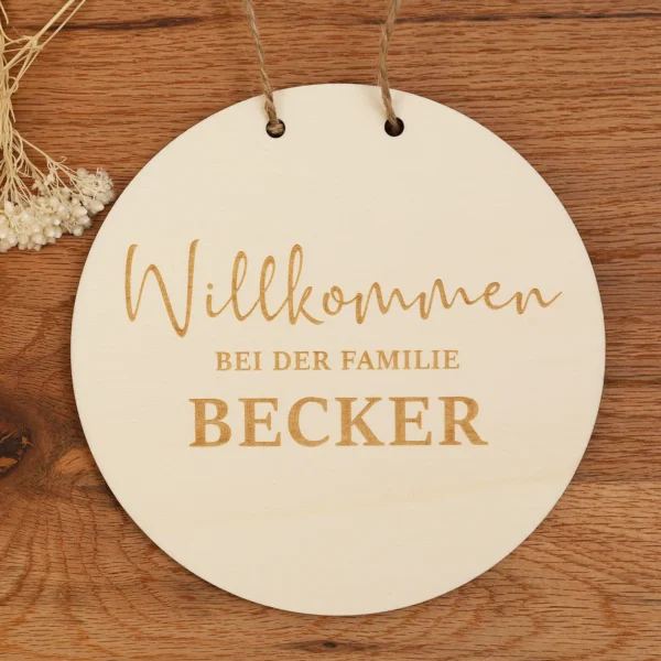 Holzschild - Herzlich Willkommen bei der Familie, personalisiert mit Namen
