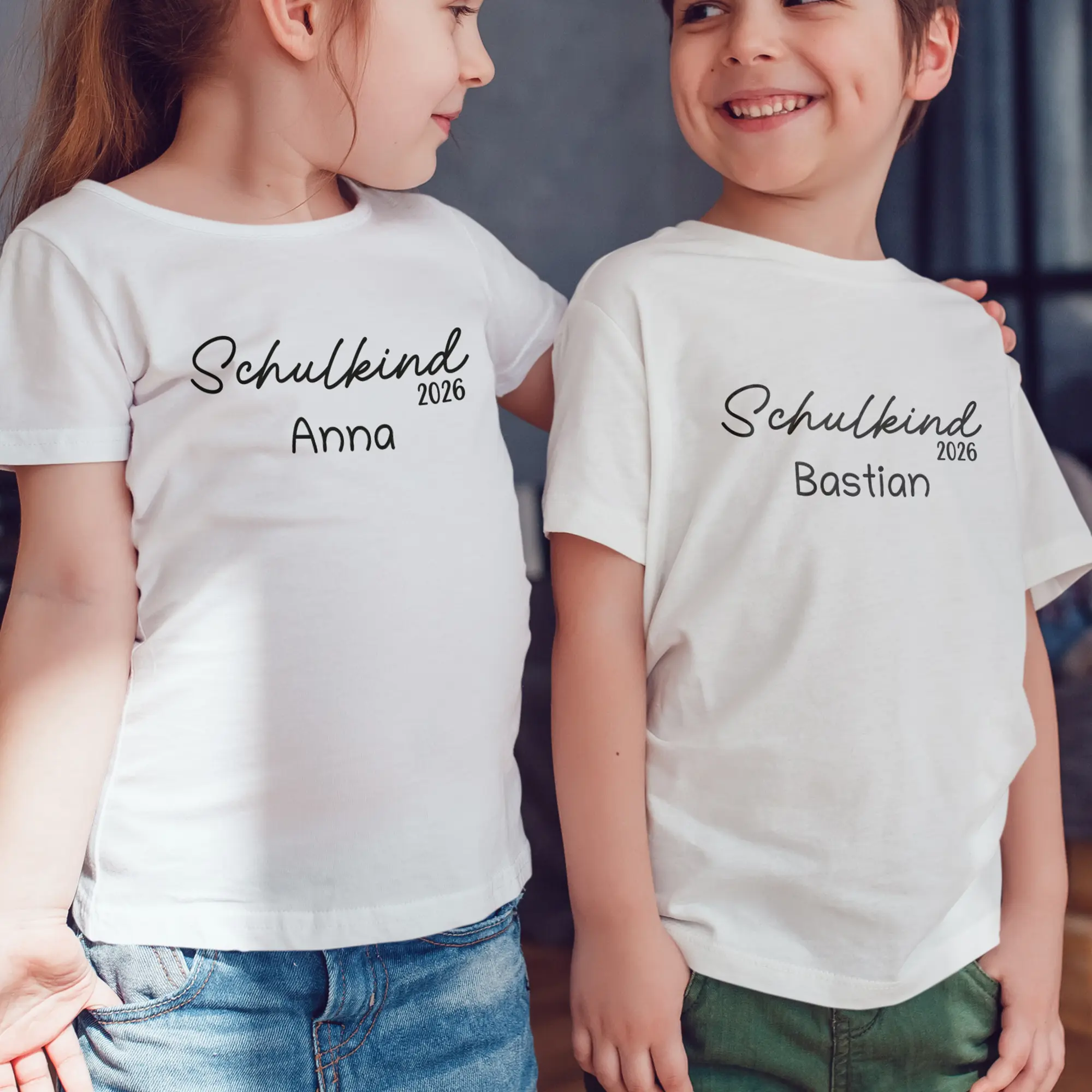 Personalisiertes T-Shirt Schulkind 2026 mit unterschiedlichen Motiven für Jungen und Mädchen