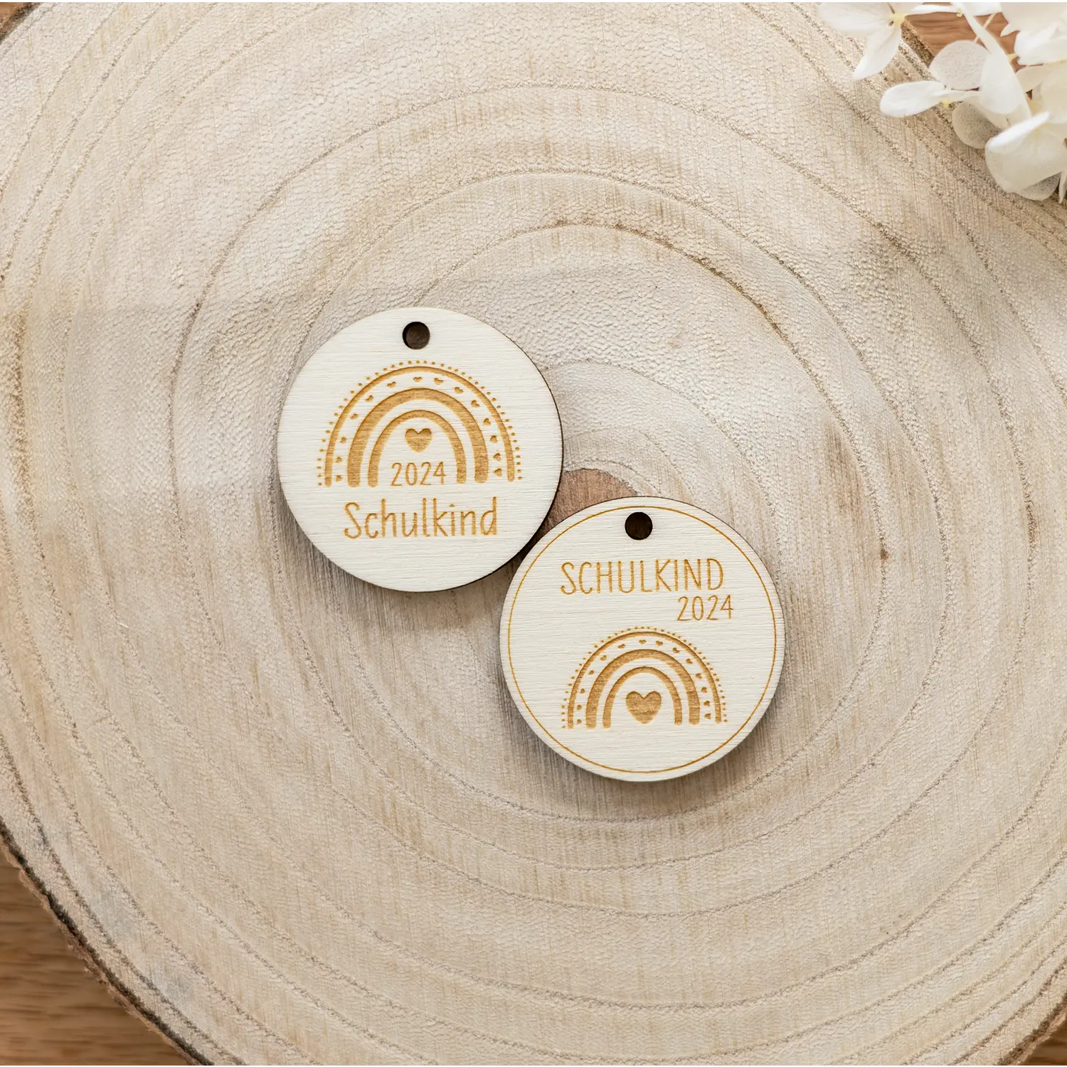 Anhänger zur Einschulung - Schulkind – Regenbogen Motiv 1 Schulkind Namenskarte - Regenbogen Produktbild