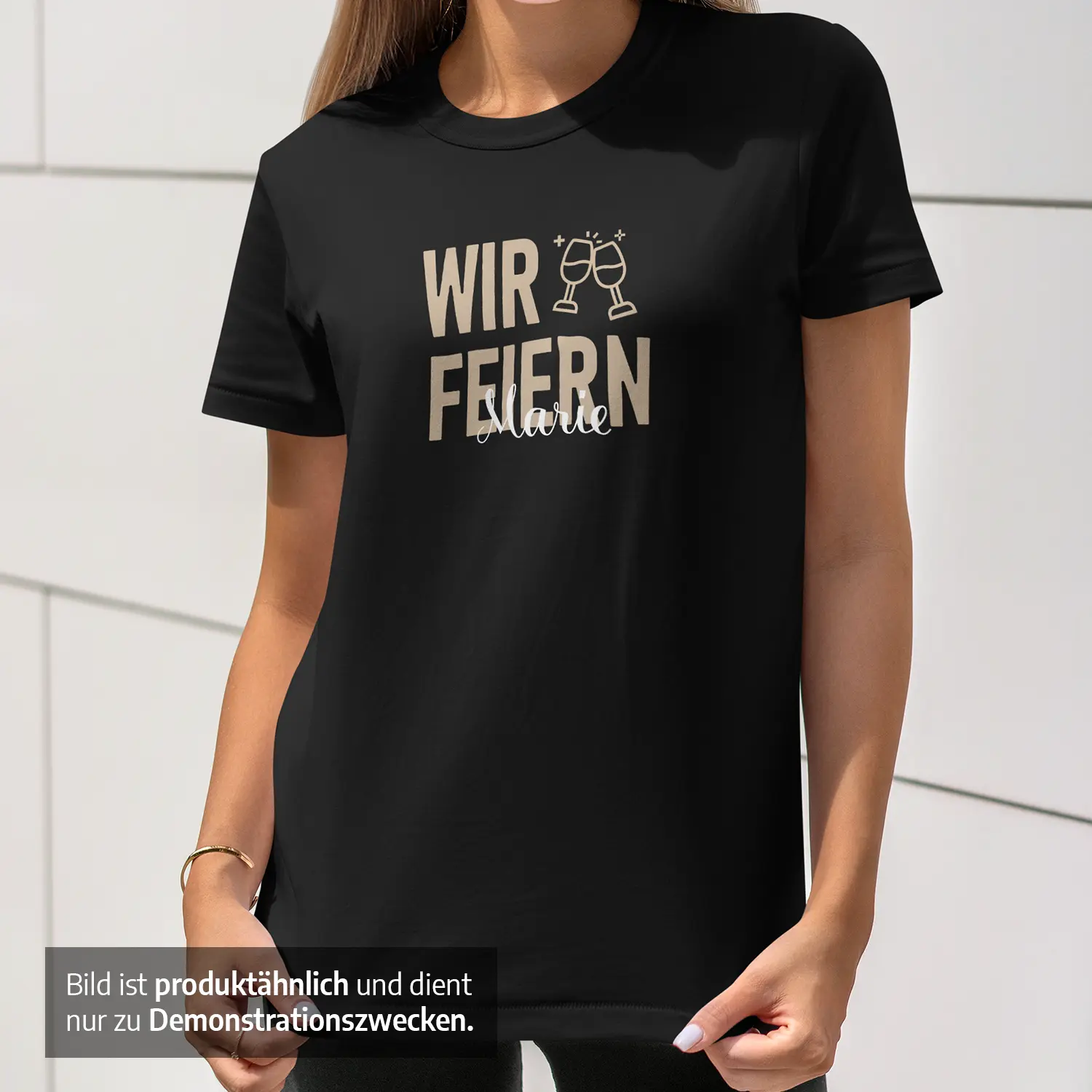 JGA T-Shirt Set für Männer und Frauen – Ich Heirate – Wir Feiern, personalisiert mit Namen 3 JGA T-Shirt Set für Männer und Frauen - Wir feiern - Schwarz - Frau