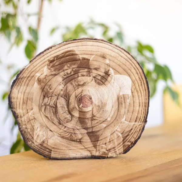 Personalisierte Baumscheibe mit Fotogravur - Produktbild