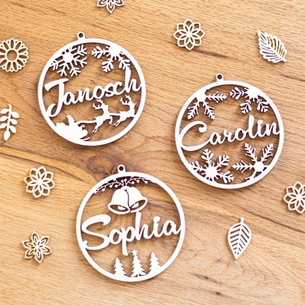 Weihnachtsanhänger personalisiert aus Holz – Weihnachtsbaumkugeln - Produktbild