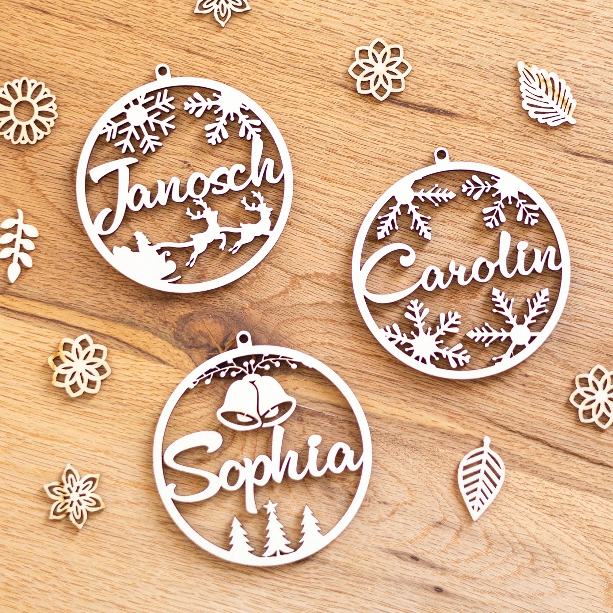 Anhänger zu Weihnachten aus Holz – Weihnachtsbaumkugeln, personalisiert mit Namen - Produktbild