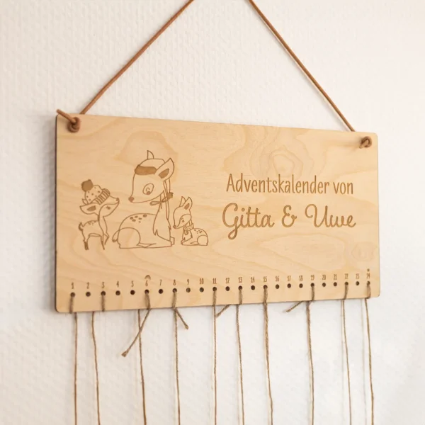 Personalisierter Weihnachtskalender aus Holz mit Tiermotiv - Produktbild