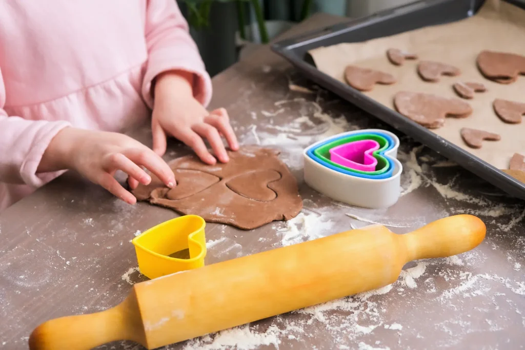 Adventszeit: So gestaltet ihr eine spannende Zeit mit euren Kindern 2 Kind backt Kekse zur Adventszeit