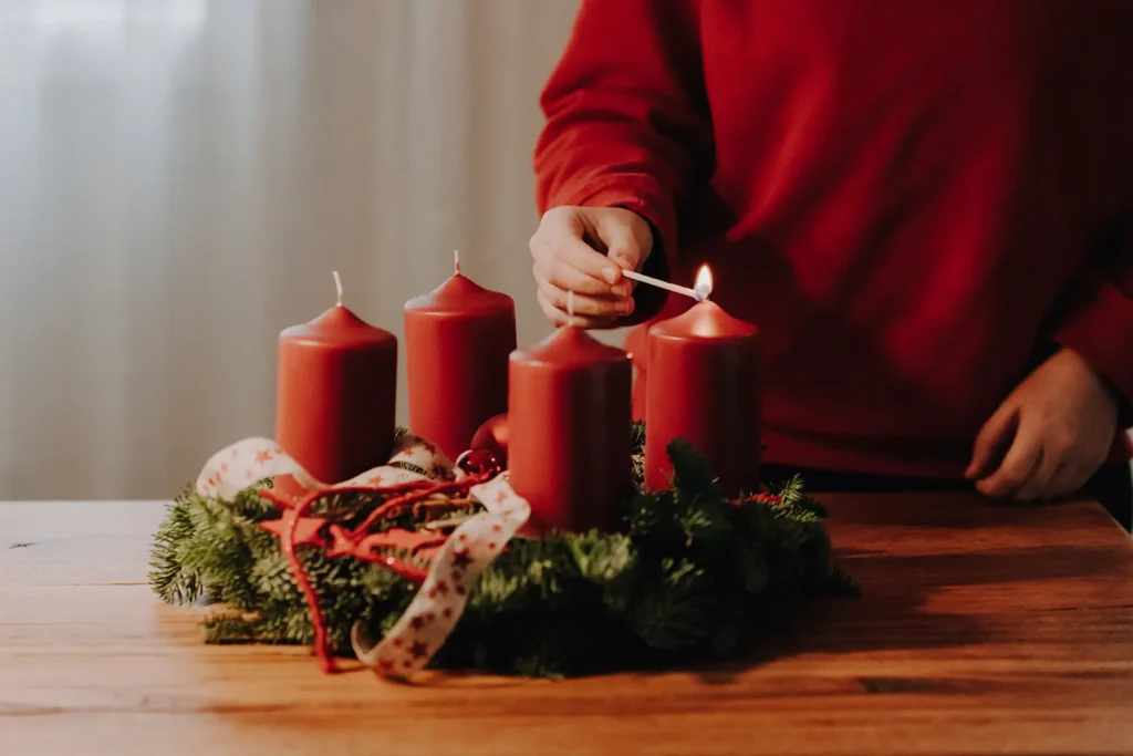 Adventszeit: So gestaltet ihr eine spannende Zeit mit euren Kindern 4 Ein dekorativer Adventskranz wird angezündet