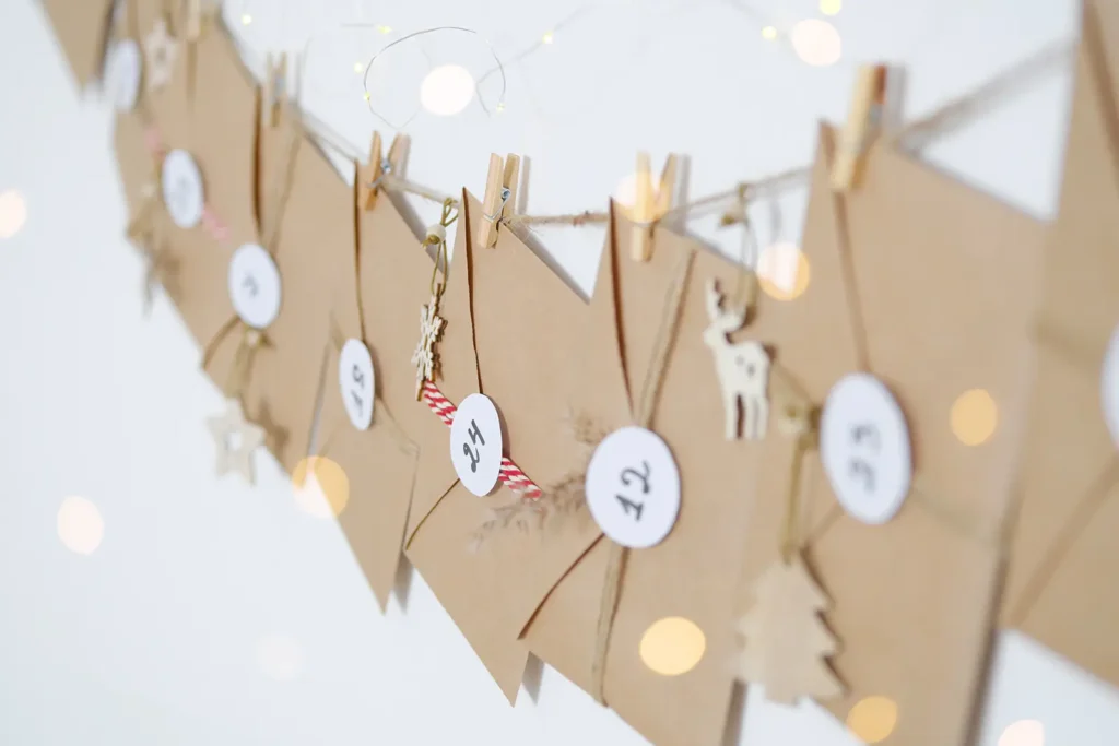 Weihnachtskalender: Welcher ist am Besten für mein Kind geeignet? 2 Simpel, aber kreativ: Ein Adventskalender aus Briefumschlägen
