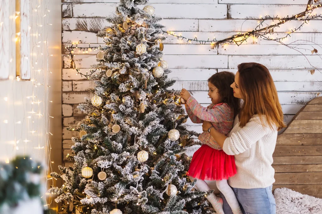 Adventszeit: So gestaltet ihr eine spannende Zeit mit euren Kindern 1 Mutter und Kind dekorieren Weihnachtsbaum mit Weihnachtsbaumkugeln
