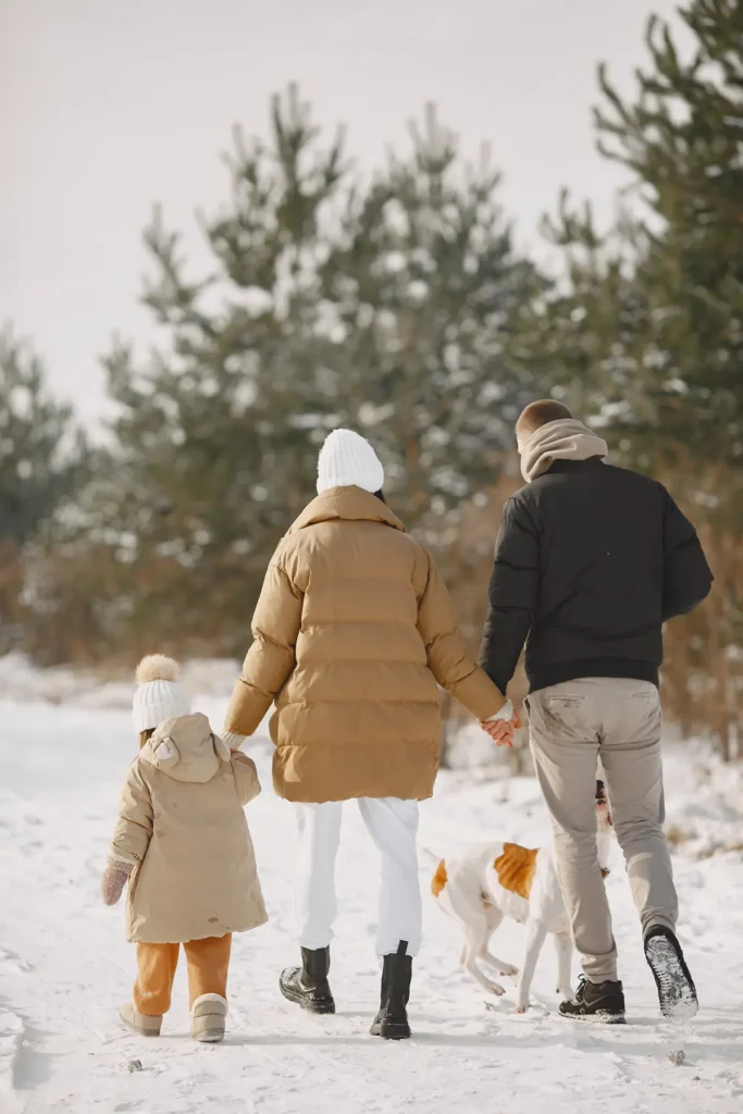 Adventszeit: So gestaltet ihr eine spannende Zeit mit euren Kindern 3 Familie macht einen Winterspaziergang