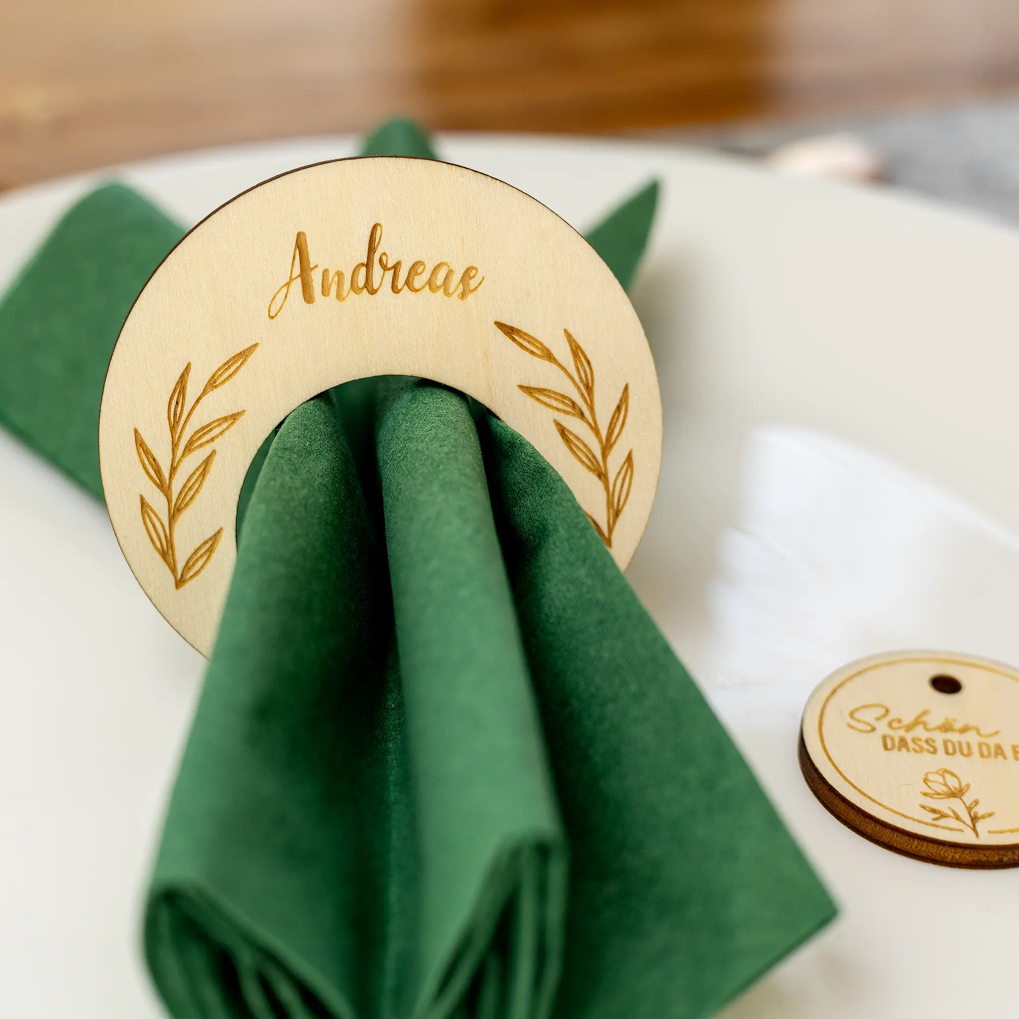 Personalisierte Serviettenringe aus Holz mit Anhänger 2 Serviettenring aus Holz, personalisierbar. Tischdekoration für Feiern