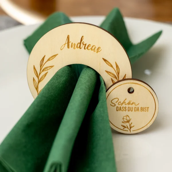 Personalisierte Serviettenringe aus Holz mit Anhänger als ideale Tischdekoration für Hochzeiten, Geburtstage, Taufen und andere feierliche Anlässe