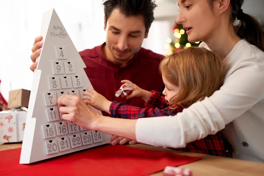 Kreative und nachhaltige Adventskalender für Kinder 2 Familie mit Kind öffnen nachhaltigen Weihnachtskalender