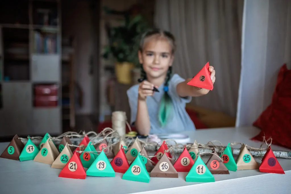 Kreative und nachhaltige Adventskalender für Kinder 1 Für Kinder ist es ein riesen Spaß, nachhaltige Adventskalender selbst zu bauen