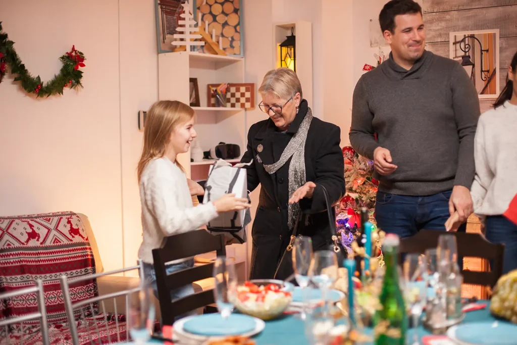 Weihnachtsfeier planen: Macht eure Weihnachtsfeier zu einem unvergesslichen Event 3 Kleine Geschenke sorgen auf der Weihnachtsfeier für extra Freude