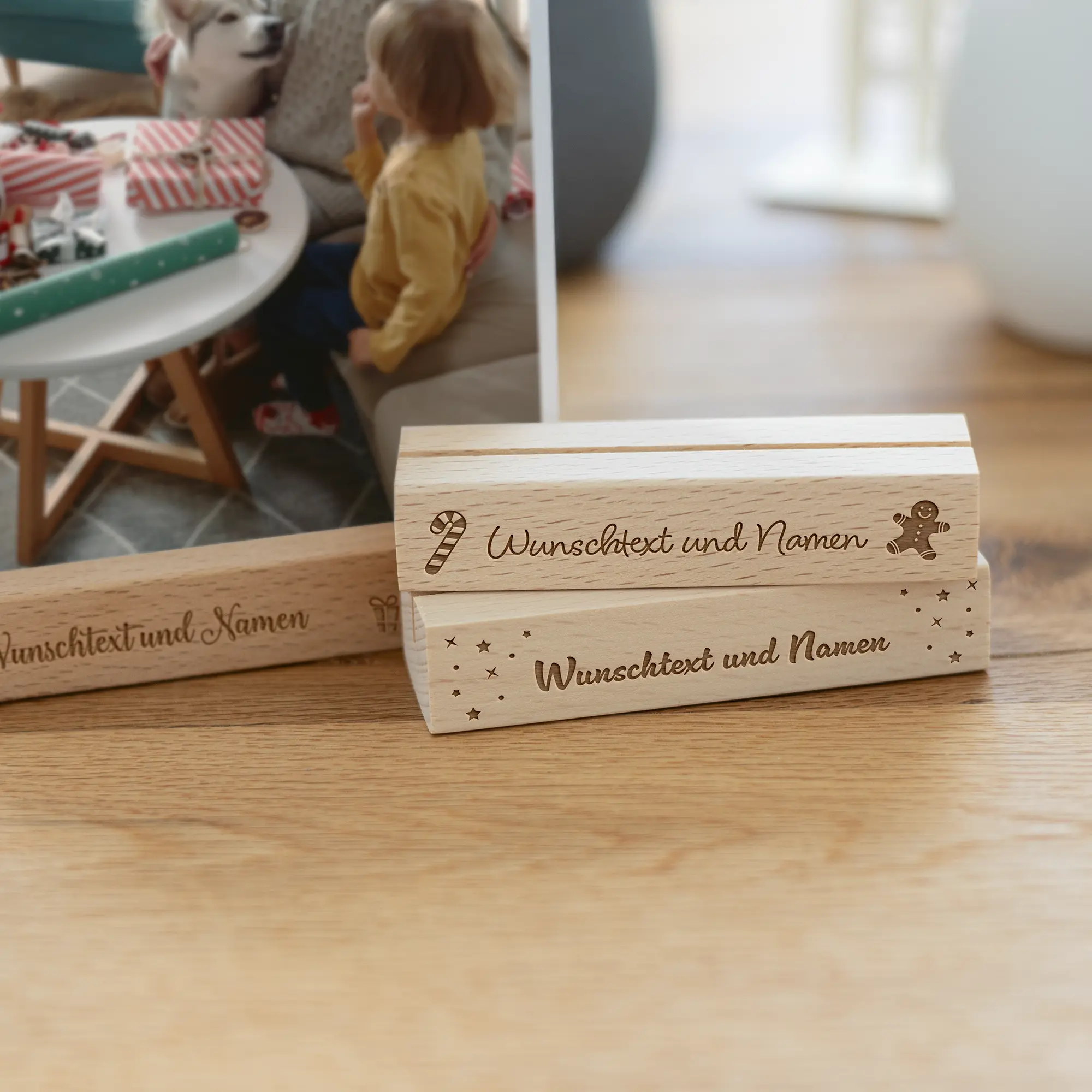 Personalisierbarer Kartenhalter "Weihnachten" aus Holz 6 Personalisierbarer Kartenhalter "Weihnachten" aus Holz - Nahaufnahme
