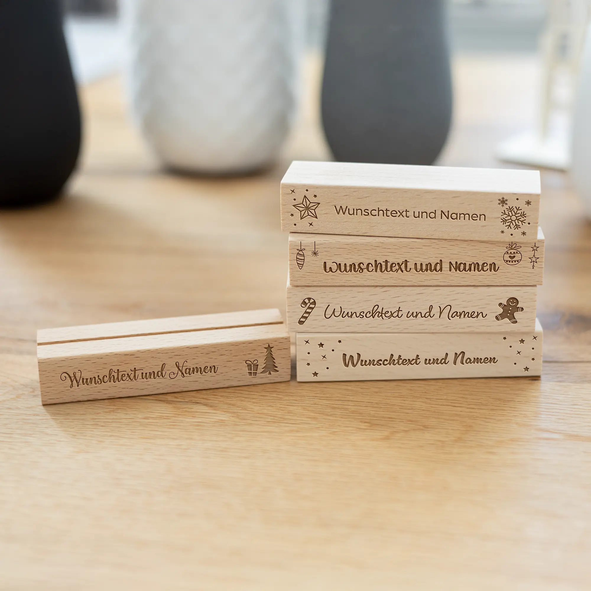 Personalisierbarer Kartenhalter "Weihnachten" aus Holz 4 Personalisierbarer Kartenhalter "Weihnachten" aus Holz - Gruppe