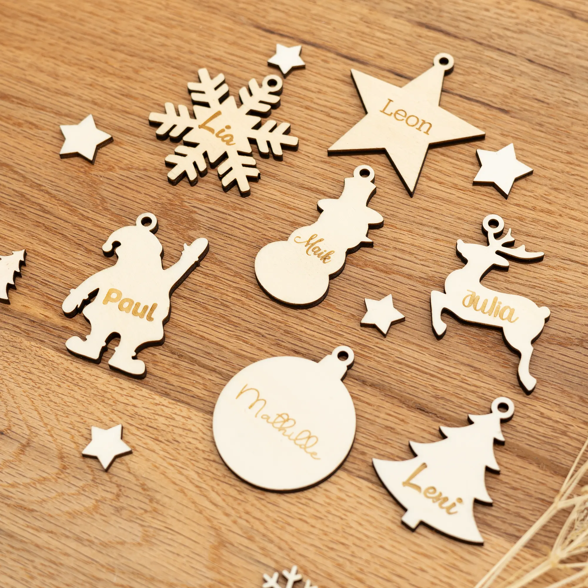 Personalisierte Geschenkanhänger für Weihnachtsgeschenke 7 Personalisierte Geschenkanhänger für Weihnachtsgeschenke - Tisch