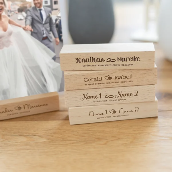 Personalisierte Kartenaufsteller für Hochzeiten - Holzgravur - Produktbild