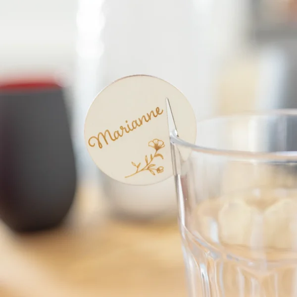 Personalisierte Weincharms für Hochzeiten_Nah