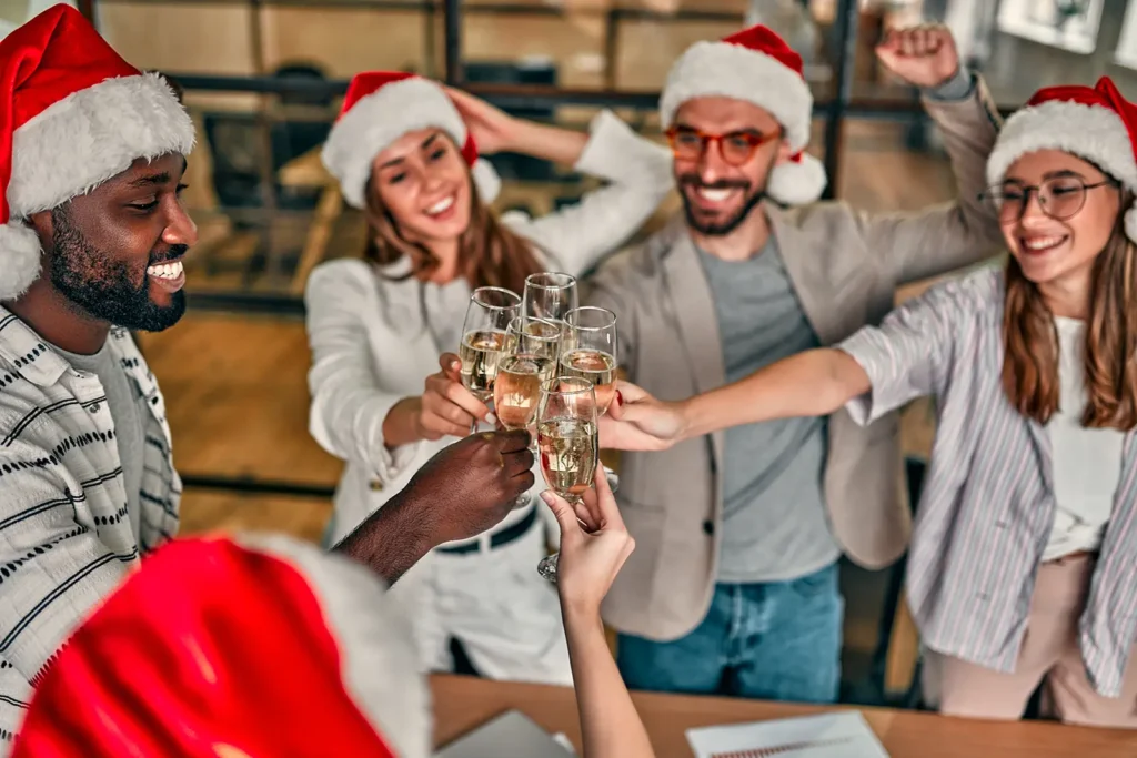 Weihnachtsfeier planen: Die Durchführung 1 Gemeinsames Anstoßen auf der betrieblichen Weihnachtsfeier