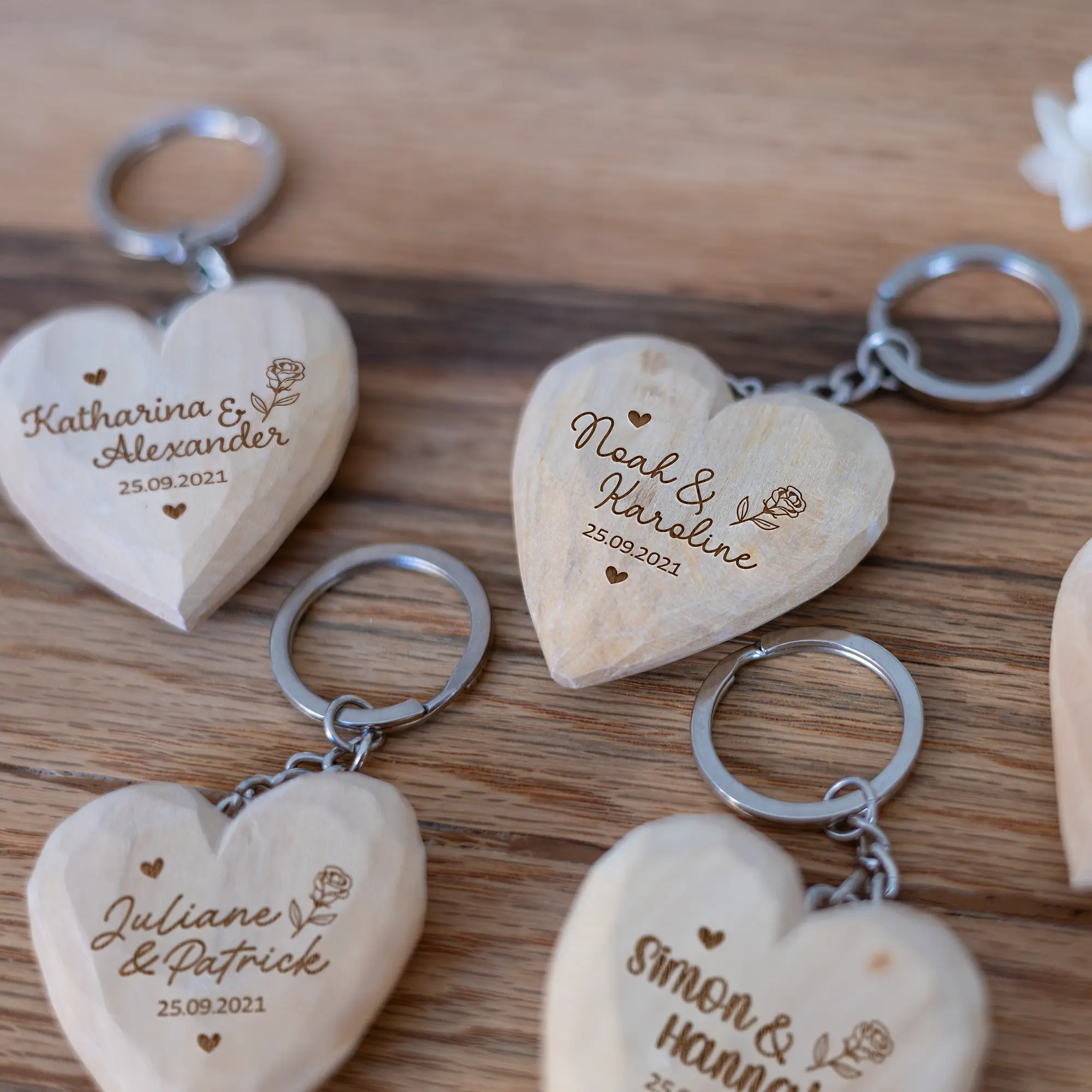 Handgeschnitzte Herzanhänger - Mit Namen und Datum - Detail