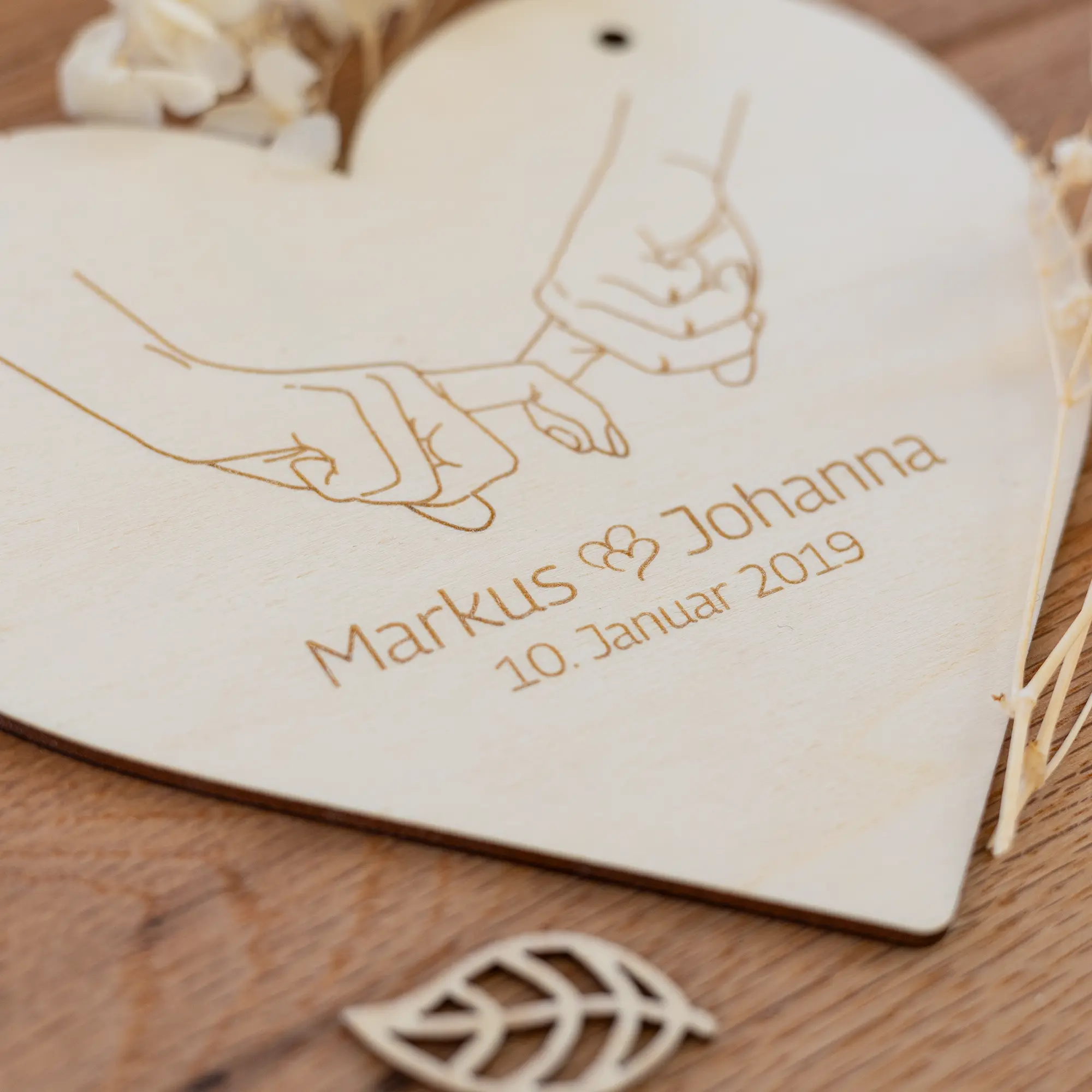 Personalisierter Herzaufhänger mit Handmotiv für Paare 4 Herz zum Aufhängen (Hände) - Name - Datum - Detail