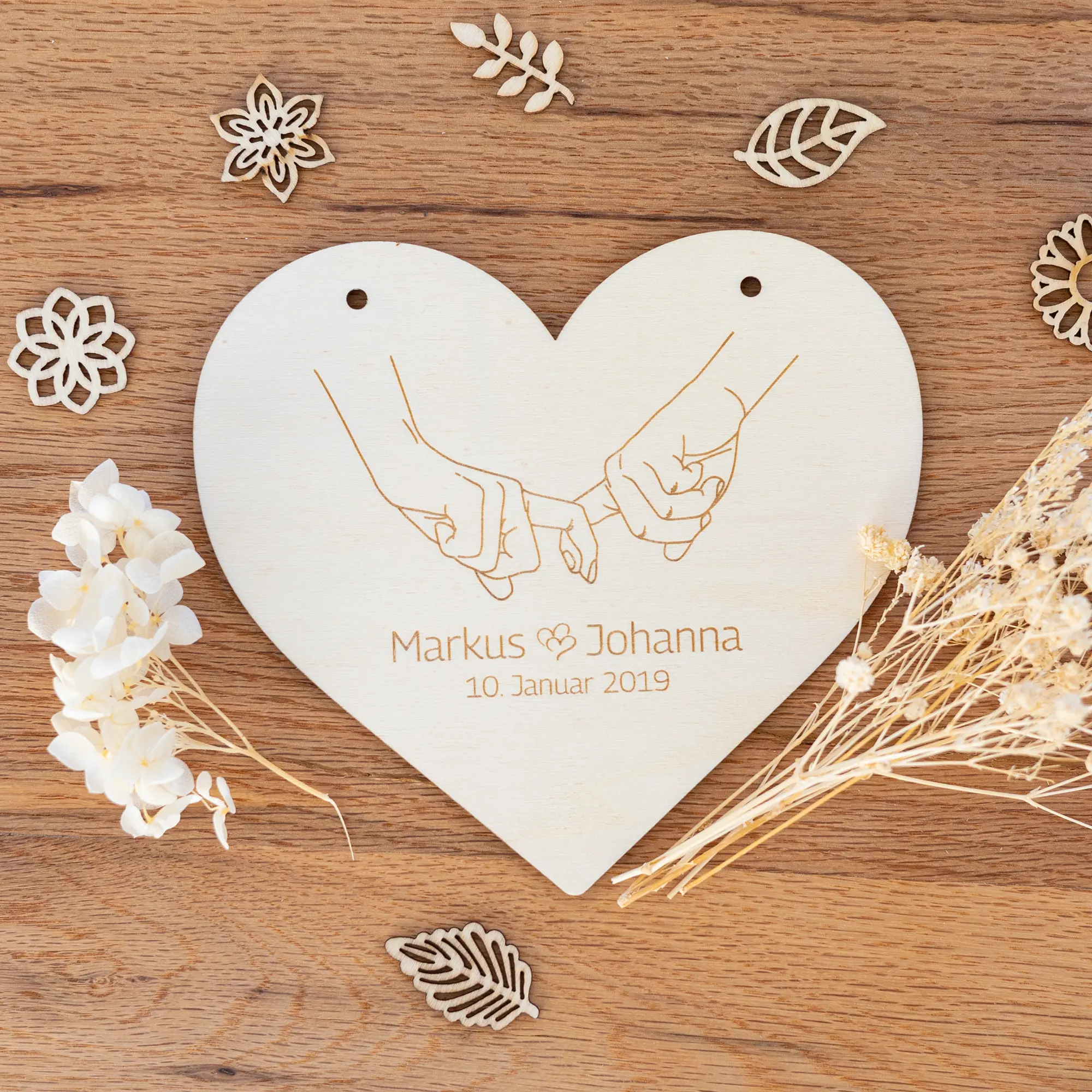Personalisierter Herzaufhänger mit Handmotiv für Paare 3 Herz zum Aufhängen (Hände) - Name - Datum - Ansicht von Vorne