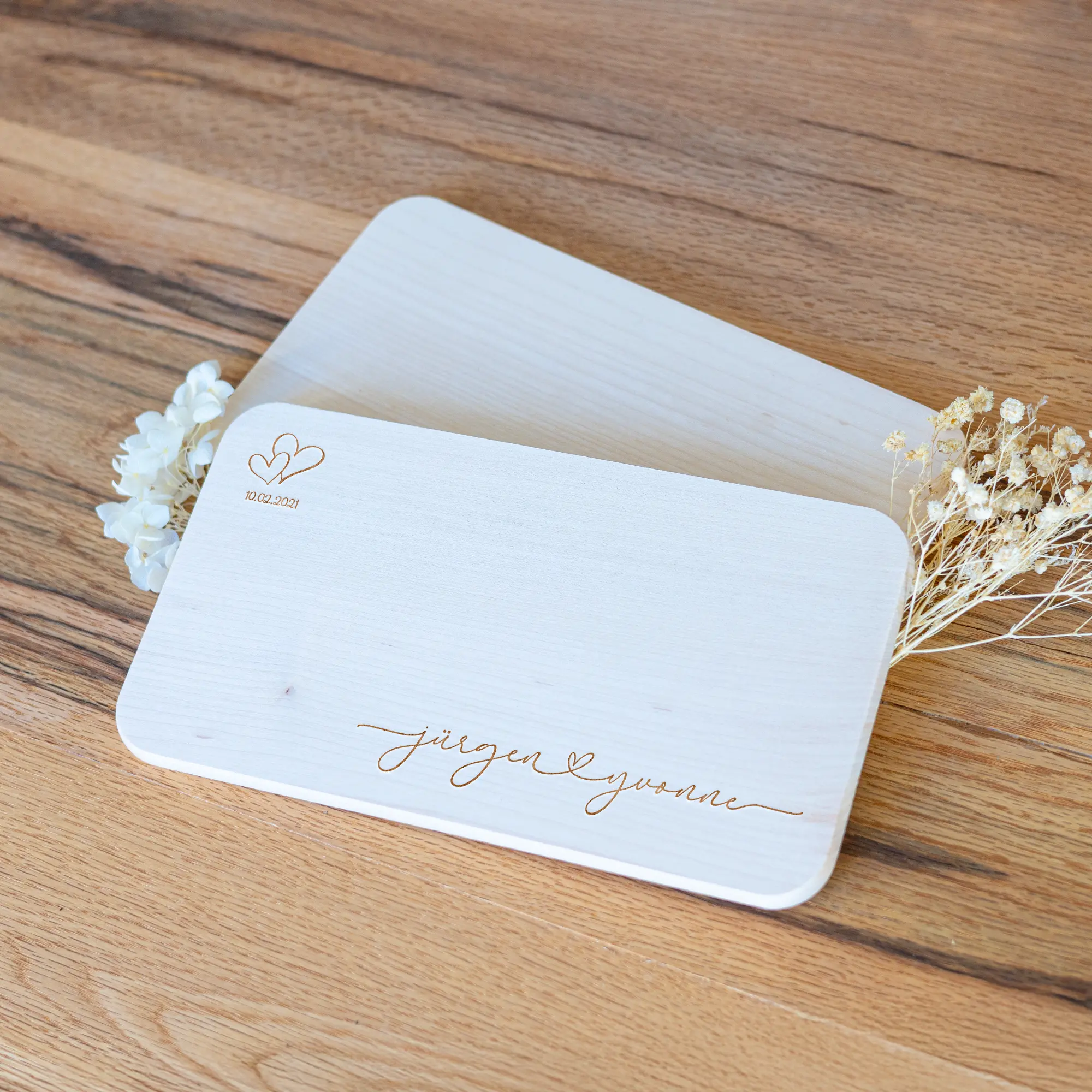 Personalisiertes Holzbrett zum Valentinstag 3 Schneidebrett - Herzschrift + Datum - Ahorn