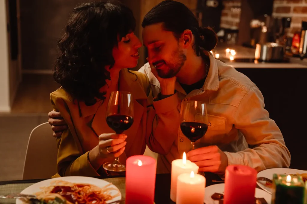 Romantisches Dinner am Valentinstag mit feierlicher Dekoration
