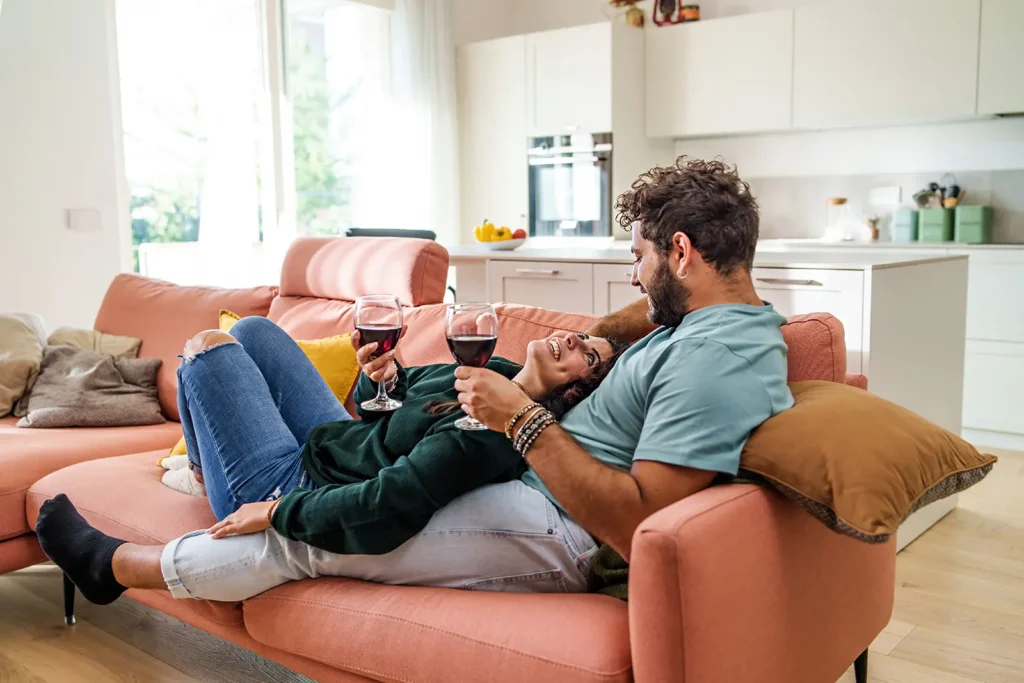 Romantischer Valentinstag auf der Couch