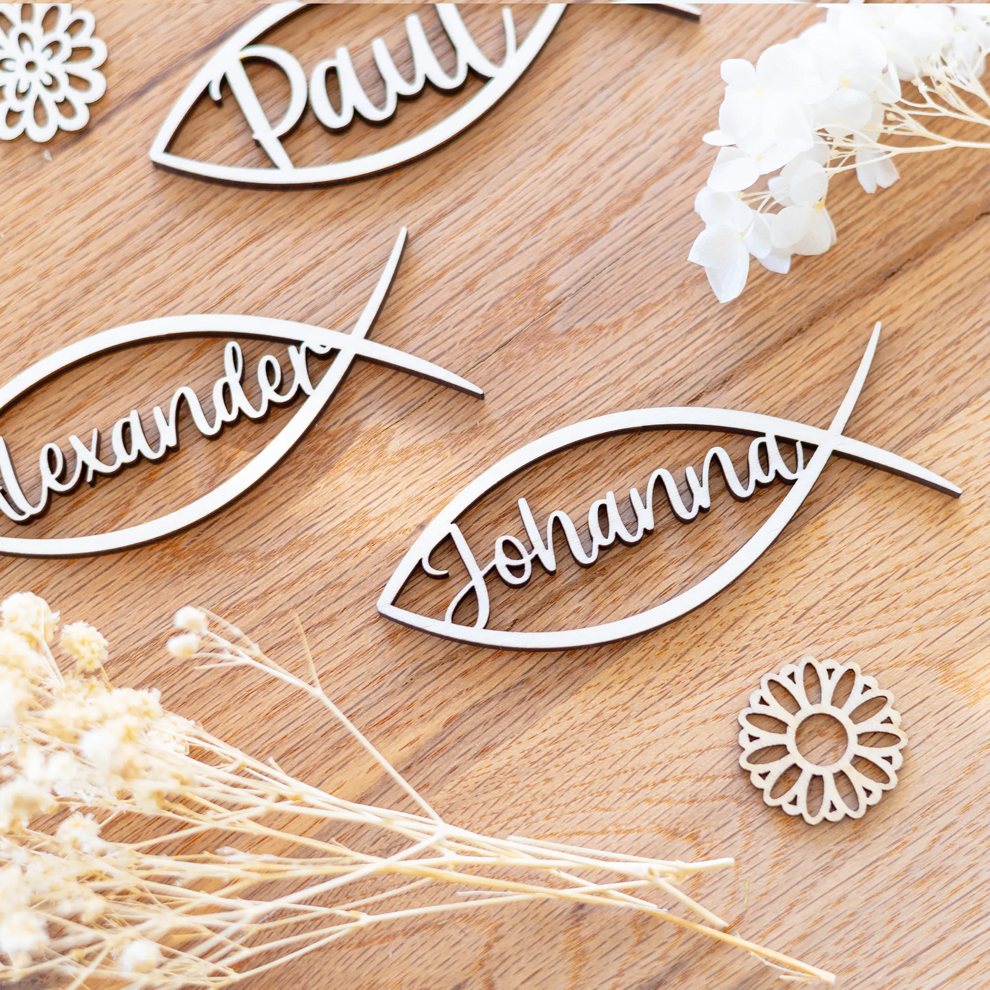 Tischkarte "Fisch" (Ichthys) zur Kommunion – Laserschnitt 3 Fische mit Namen Lasercut - Name Johannes