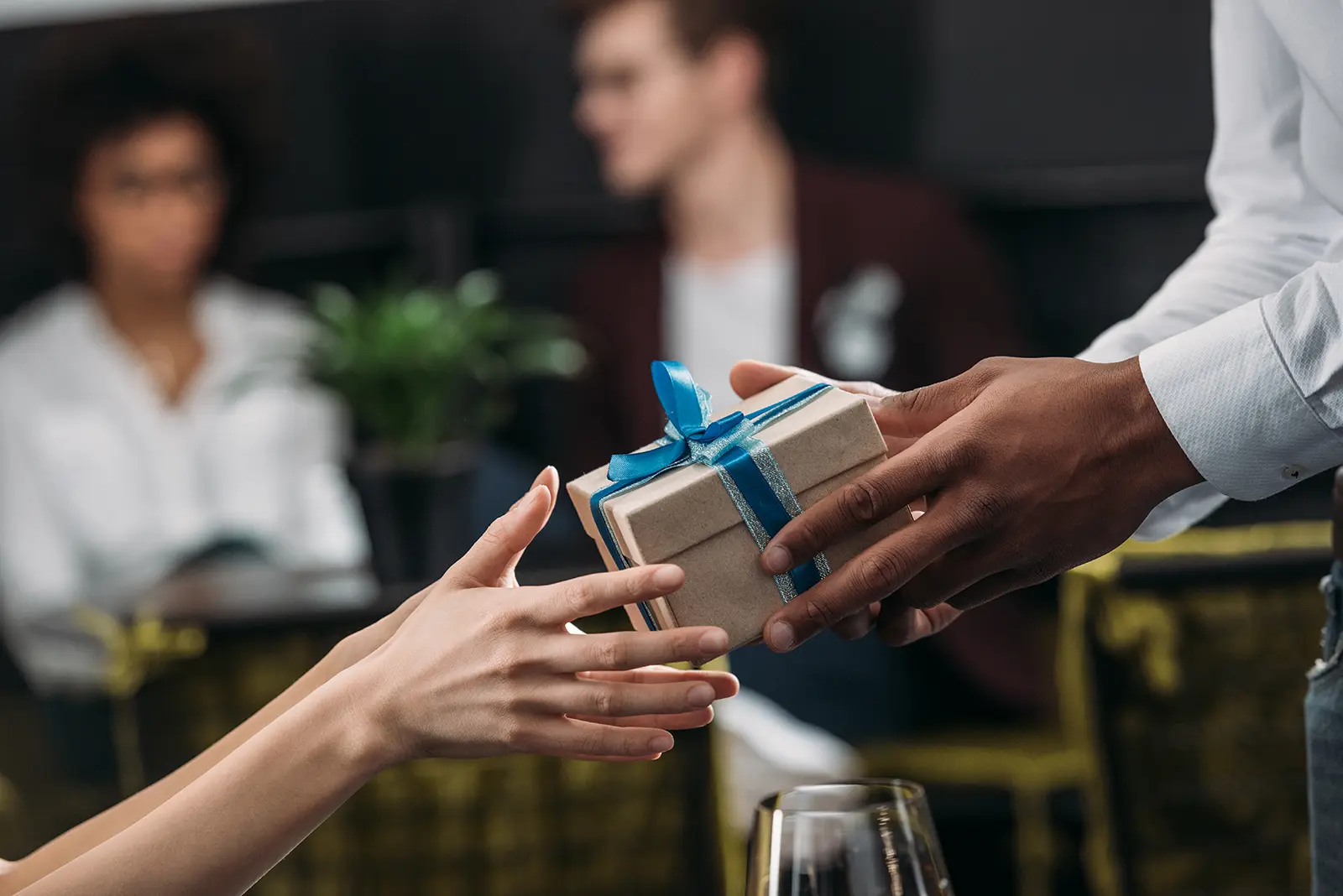 Personalisiertes Geschenk wird übergeben