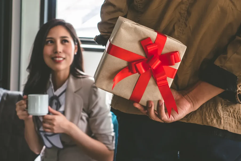Darum sind personalisierte Geschenke die bessere Wahl 2 Frau bekommt Geschenk