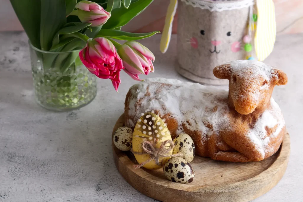 Essenskultur an Ostern: Traditionen und Köstlichkeiten 1 Osterlamm-Kuchen mit Dekoration