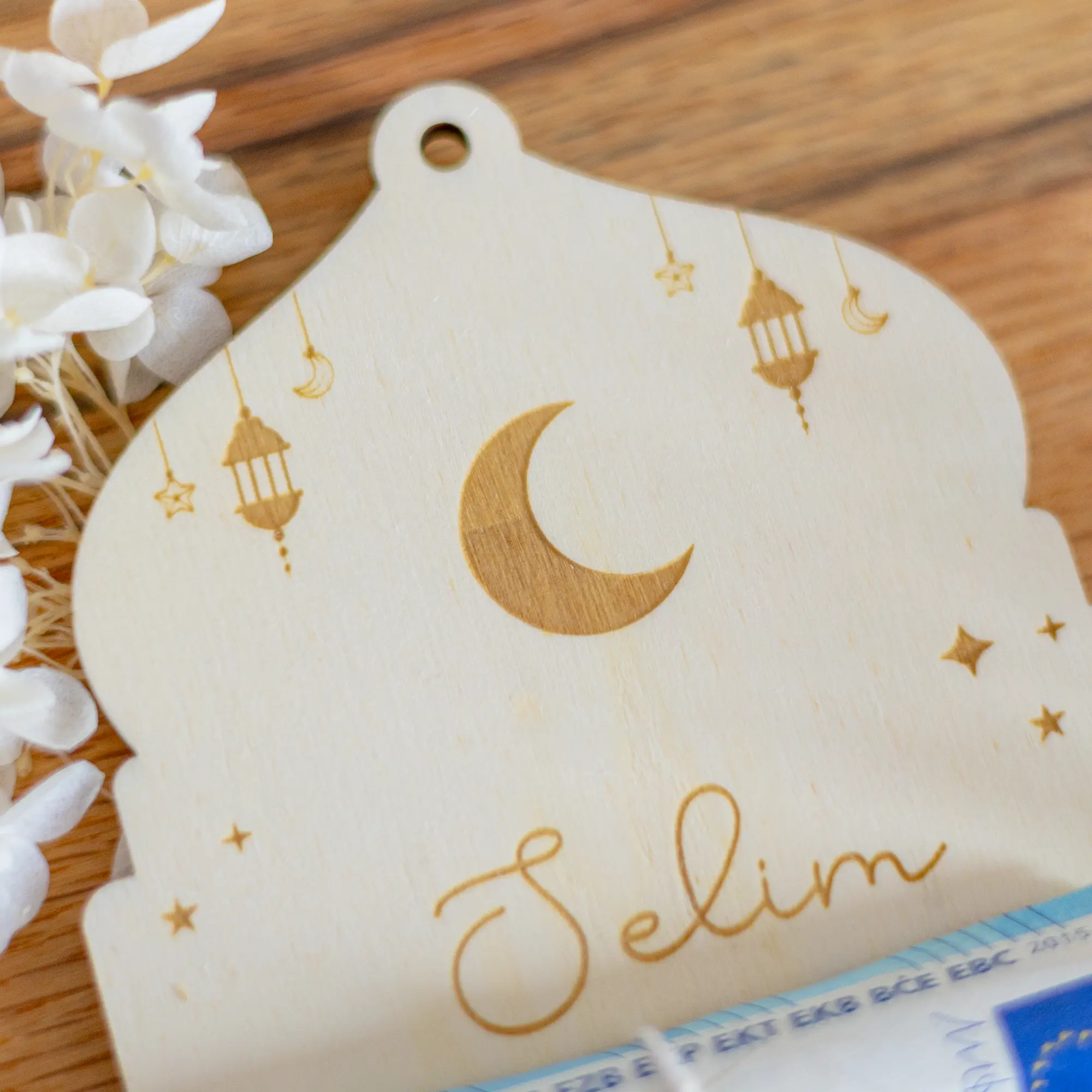 Personalisierter Geldgeschenk Anhänger zu Ramadan aus Holz, Moscheeform 3 Personalisierbarer Geschenkanhänger Moschee - Detail Mond und Laterne
