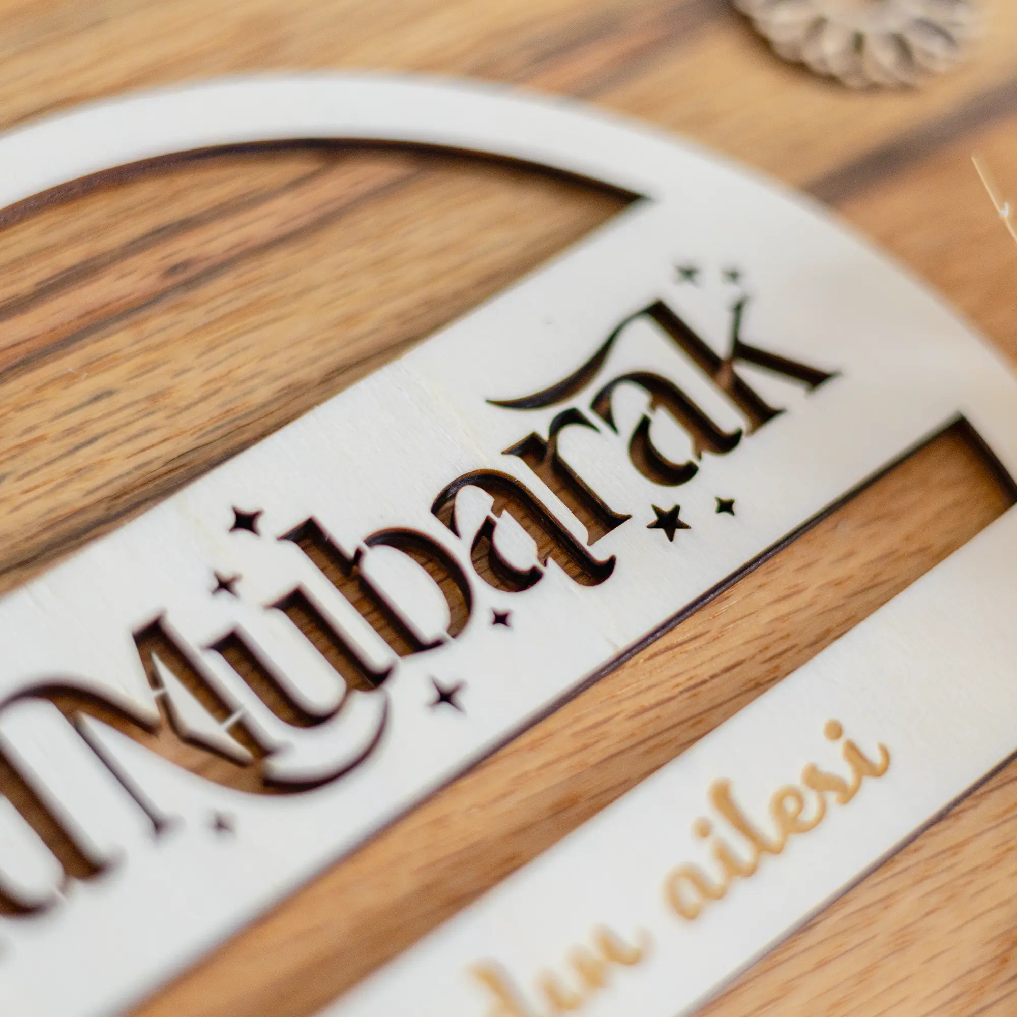 Personalisierbares Holzschild Eid Mubarak - Detail Schriftzug Lasercut