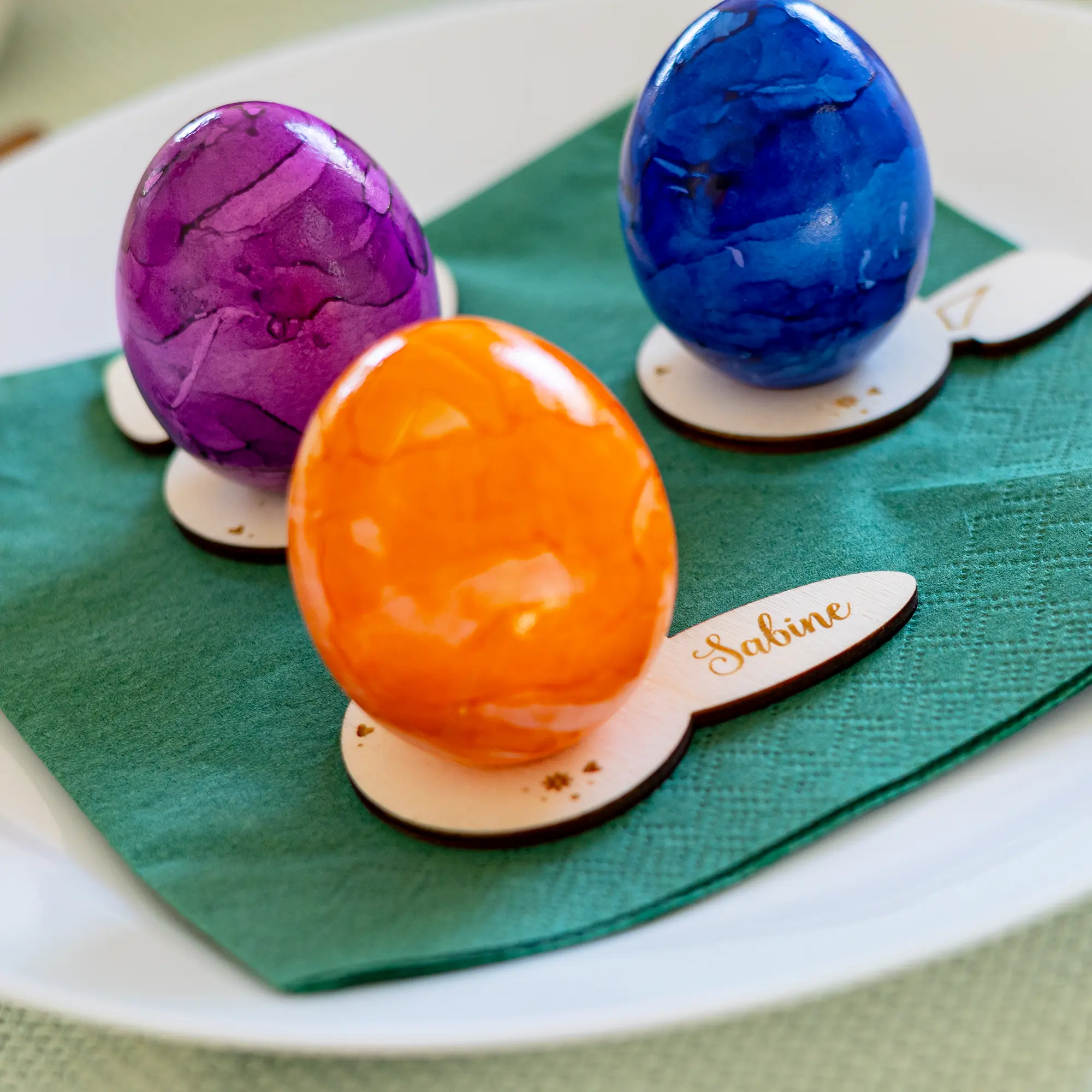 Personalisierte Eierbecher - Hasenohren - mit Eier aufgestellt