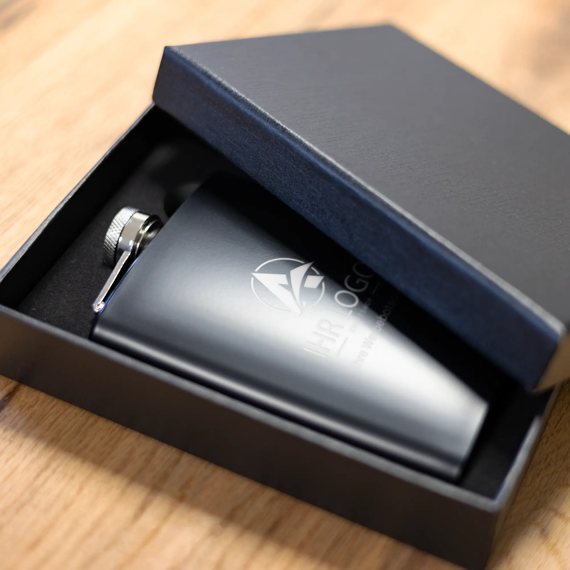 Flachmann mit Geschenkbox - matt-schwarz - 240ml 5 Personalisierter Flachmann mit Geschenkbox für B2B für Mitarbeiter und Partner