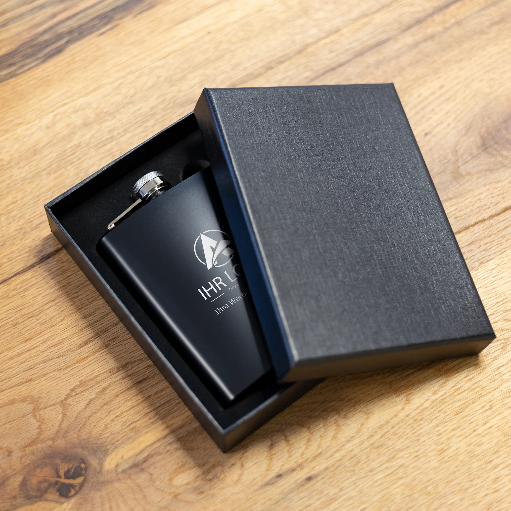 Flachmann mit Geschenkbox - matt-schwarz - 240ml 3 Personalisierter Flachmann mit Geschenkbox für B2B -Hochwertige Geschenkbox