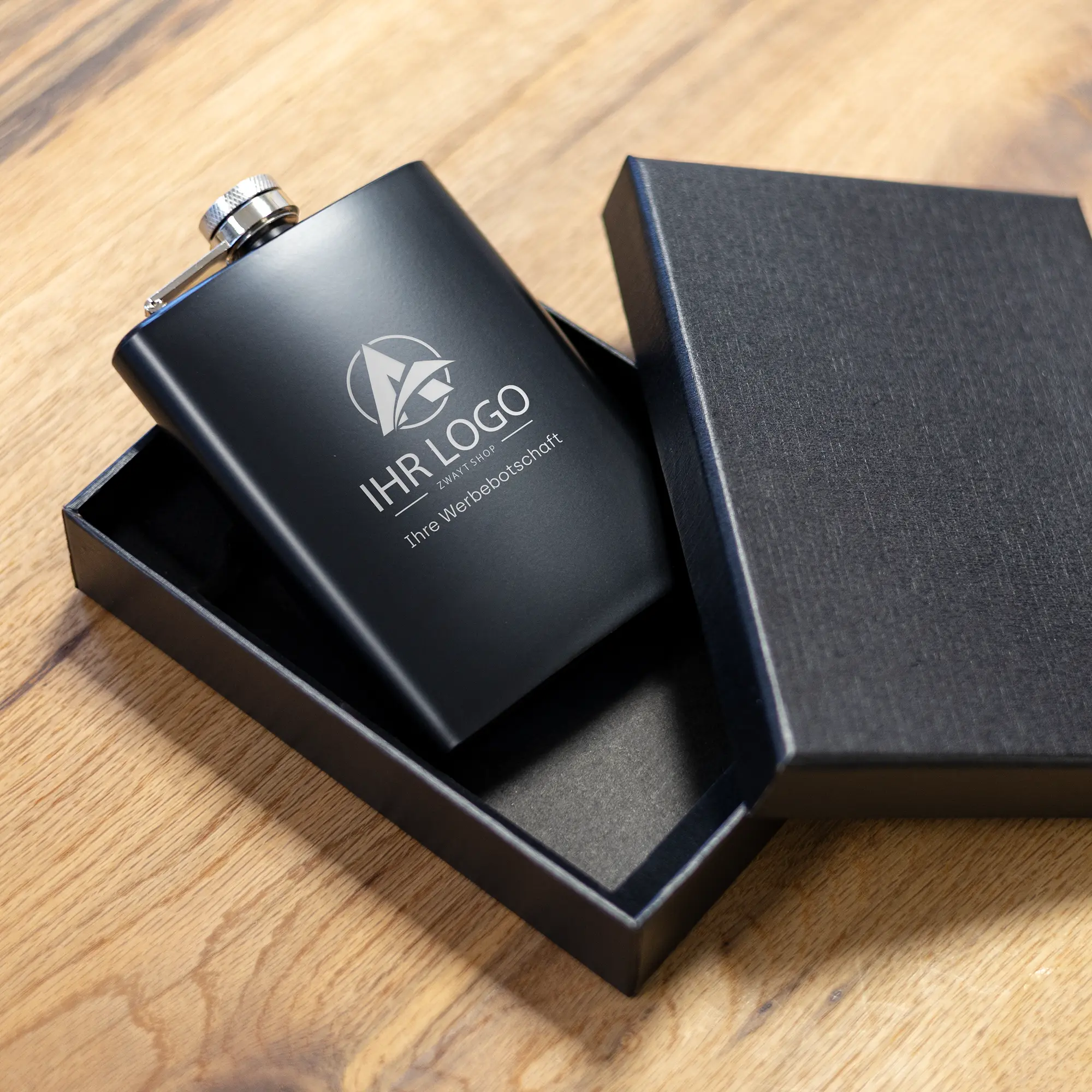 Flachmann mit Geschenkbox - matt-schwarz - 240ml 4 Personalisierter Flachmann mit Geschenkbox für B2B - Logo graviert