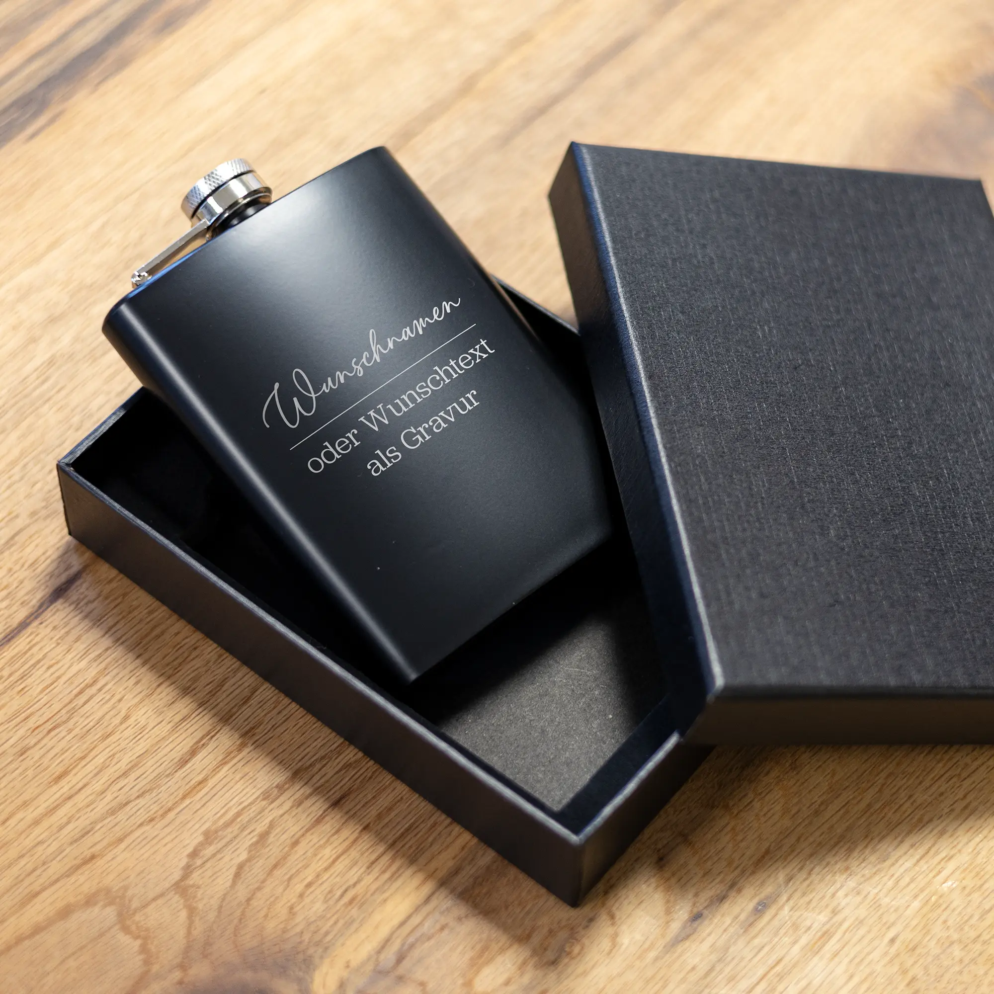 Personalisierter Flachmann mit Geschenkbox - Matt-Schwarz – 240ml 10 Personalisierter Flachmann mit Wunschtext und Geschenkbox - Wunschgravur in verschiedenen Schriften