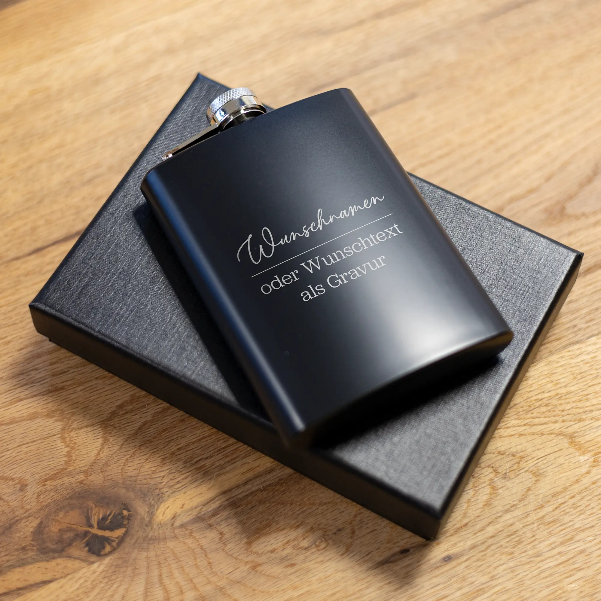 Personalisierter Flachmann mit Wunschtext und Geschenkbox - Flachmann auf Geschenkbox