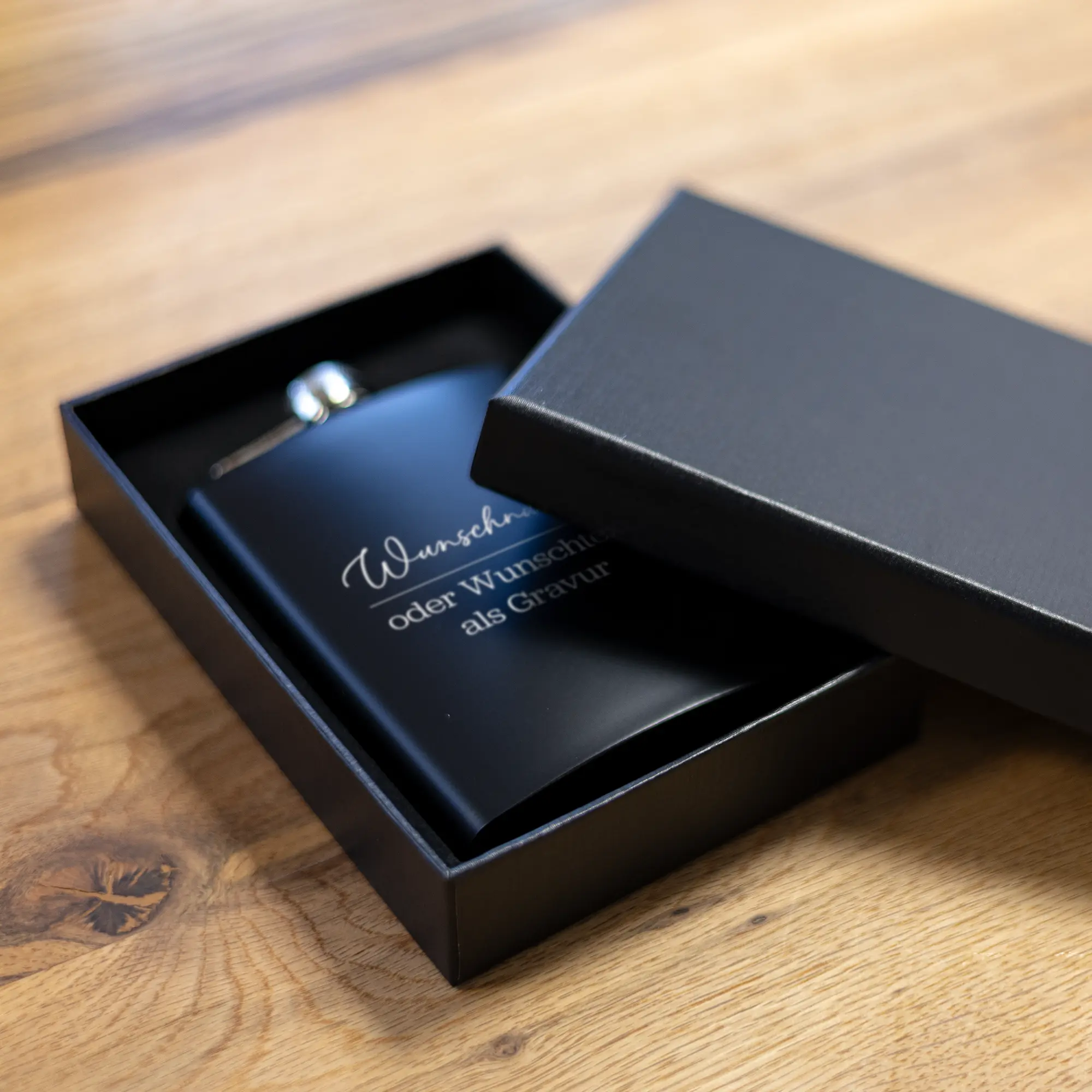 Personalisierter Flachmann mit Geschenkbox - Matt-Schwarz – 240ml 9 Personalisierter Flachmann mit Wunschtext und Geschenkbox - Flachmann in GGeschenkbox