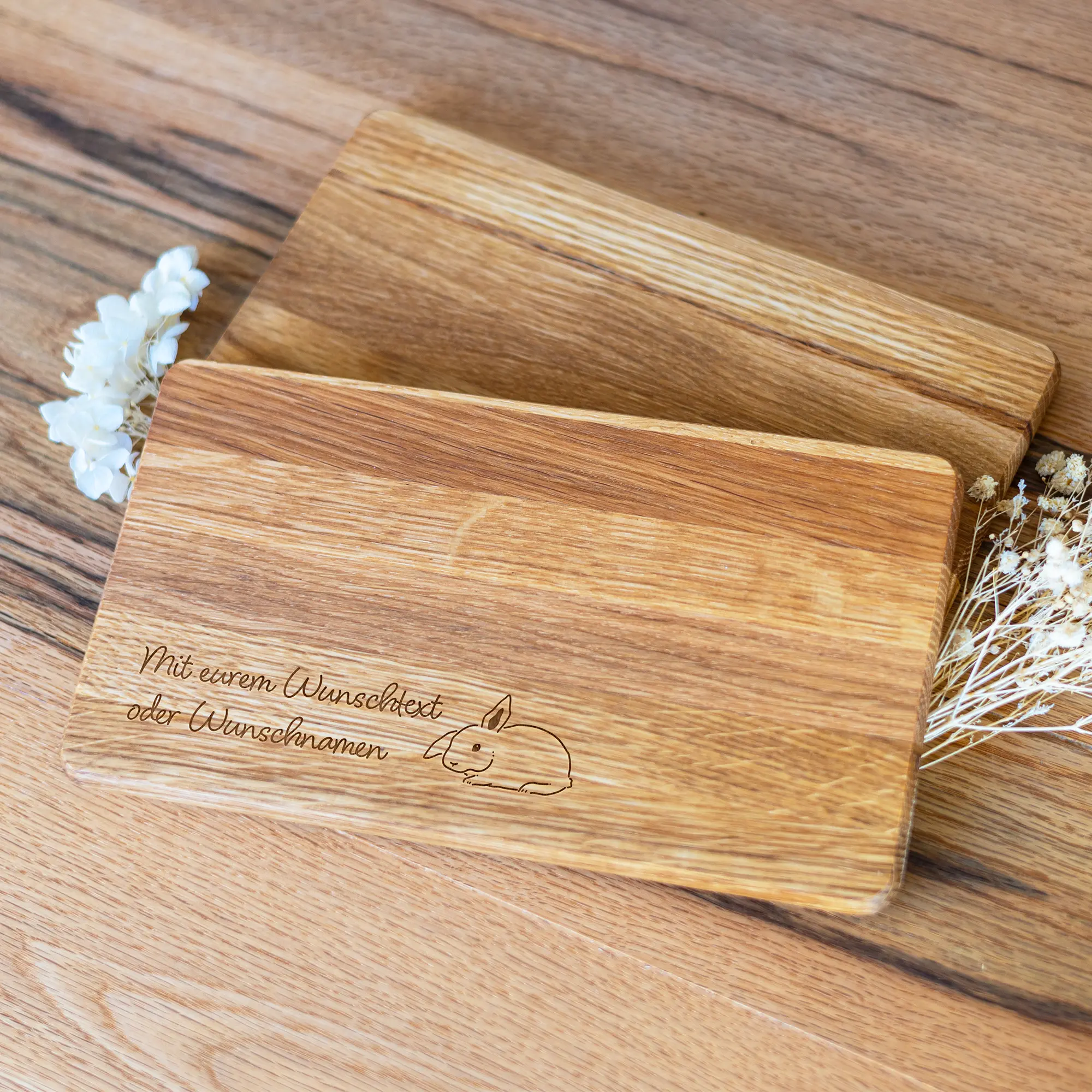Personalisiertes Brettchen für Ostern mit Hasenmotiven 6 Personalisiertes Frühstücksbrettchen mit Hasenmotiv - Eiche