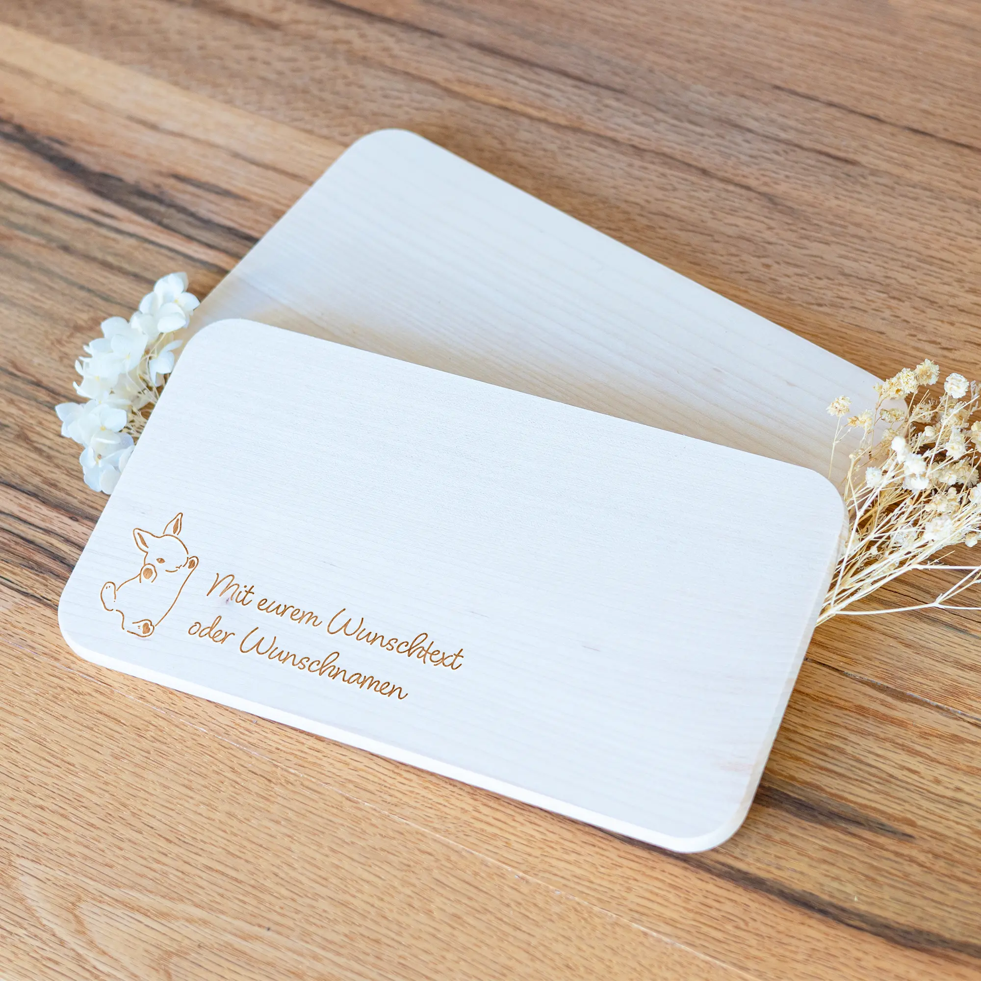 Personalisiertes Brettchen für Ostern mit Hasenmotiven 5 Personalisiertes Frühstücksbrettchen mit Hasenmotiv - Ahorn
