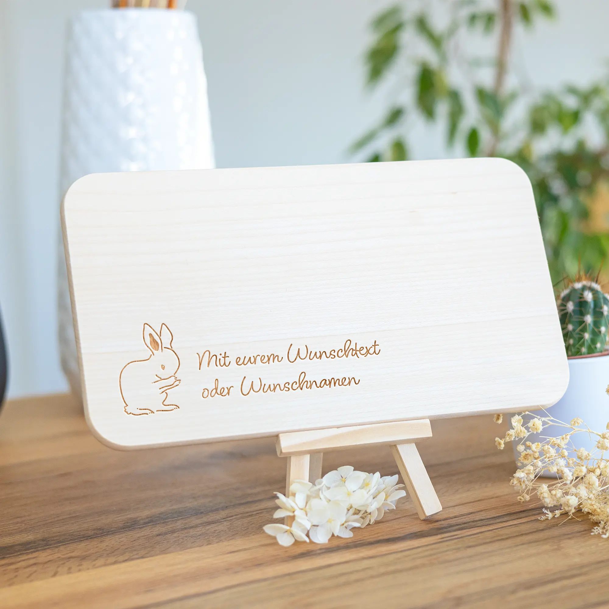 Personalisiertes Frühstücksbrettchen mit Hasenmotiv - Aufgestellt