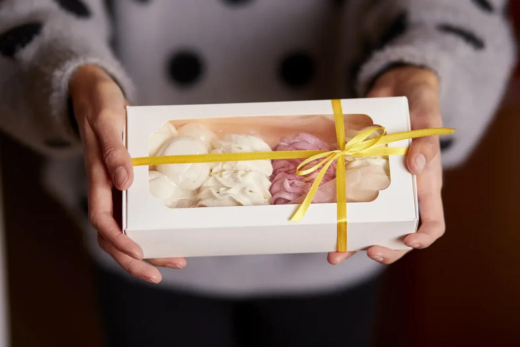 Darum sind personalisierte Geschenke die bessere Wahl 1 Personalisiertes Geschenk mit Süßigkeiten